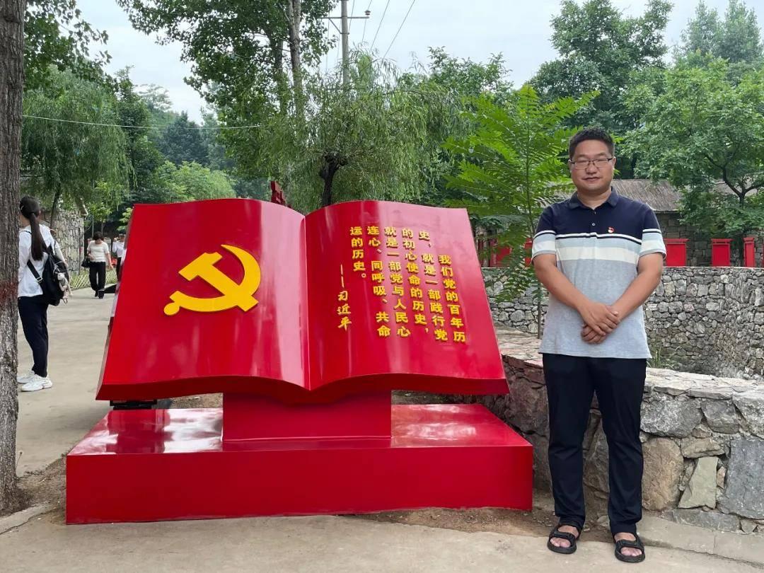 徐梦洁黑色大衣有型显气质 毛线帽满满青春元气感